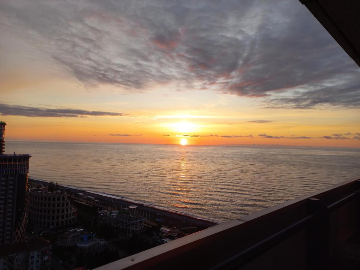 Orbi City Apartments On The Beach Батуми Екстериор снимка