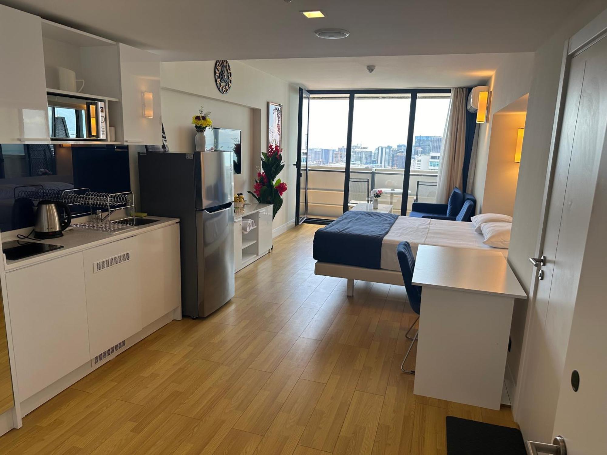 Orbi City Apartments On The Beach Батуми Екстериор снимка