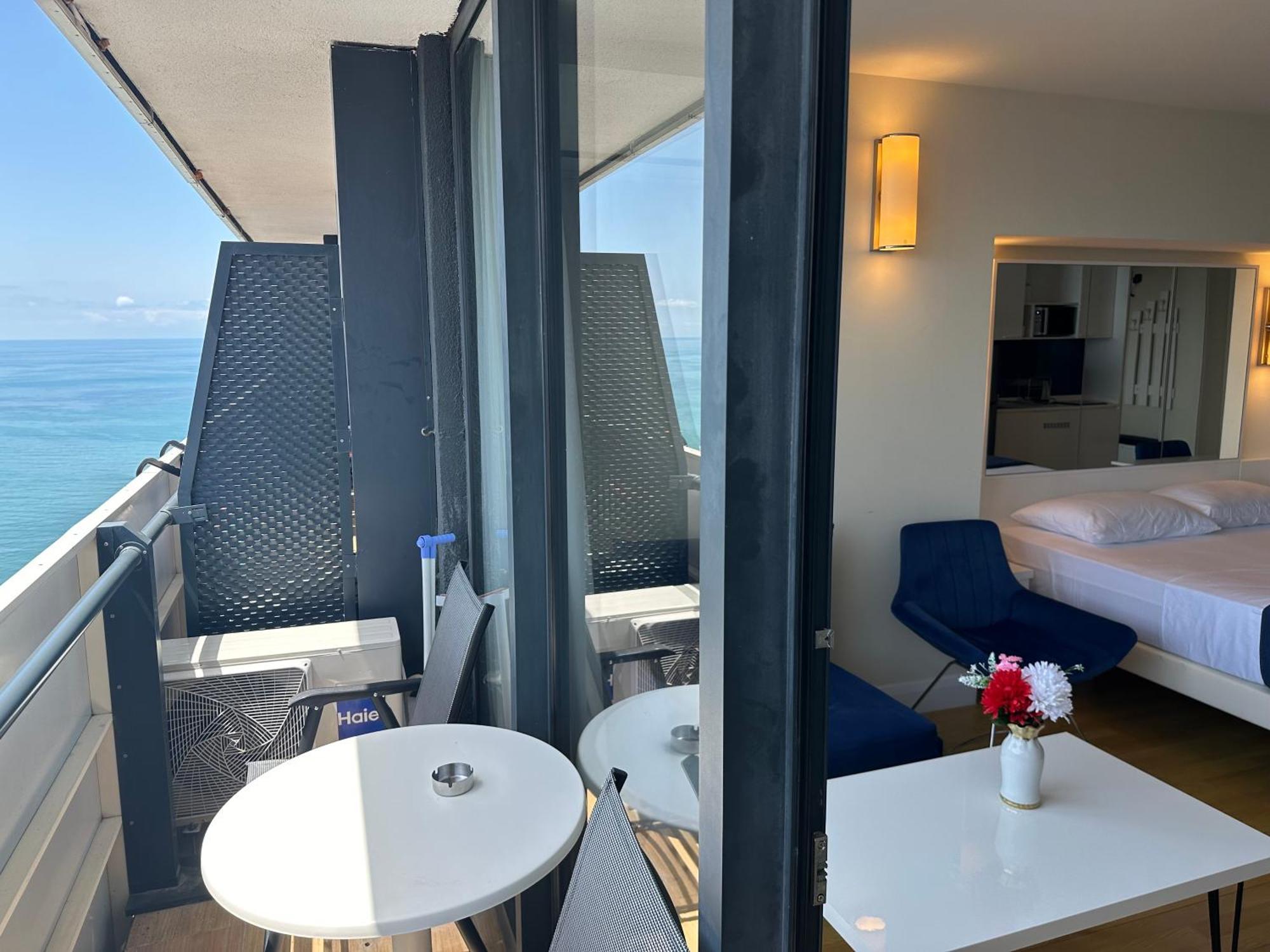 Orbi City Apartments On The Beach Батуми Екстериор снимка
